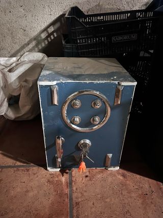 Caja fuerte azul y plateada