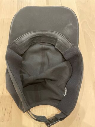 Gorra negra con visera