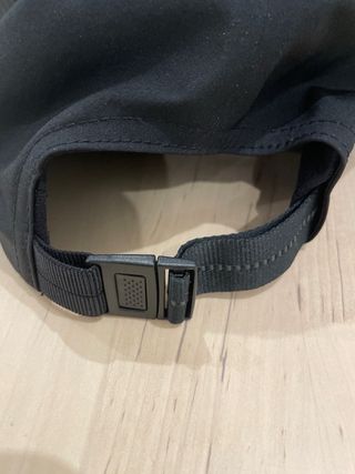 Gorra negra con visera