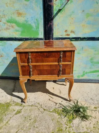 Mesita de noche de madera