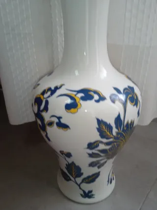 Jarrón de porcelana con diseño floral