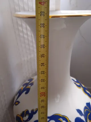 Jarrón de porcelana con diseño floral