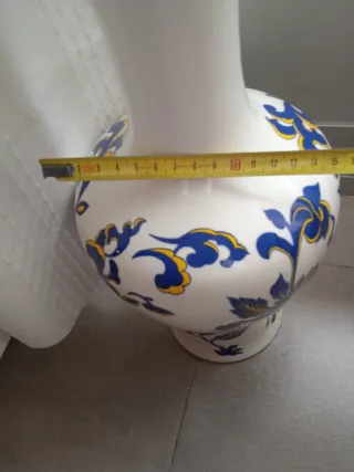 Jarrón de porcelana con diseño floral