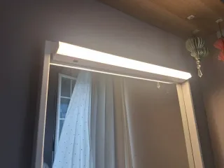 Tocador con cajonera y espejo con luces