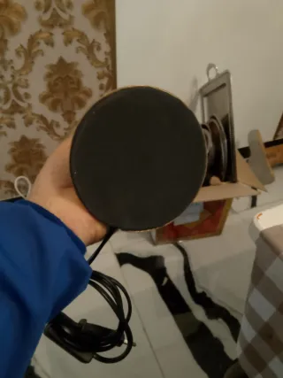 Lámpara de mesa dorada estilo clásico