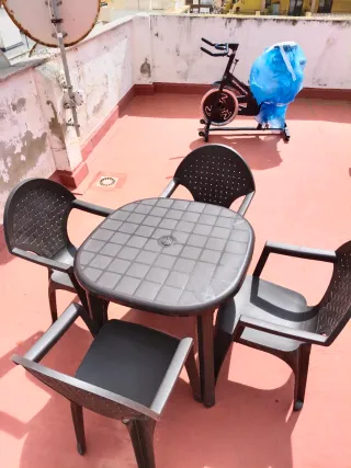 Conjunto mesa y 4 sillas jardín.