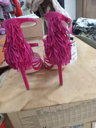 Sandalias de tacón fucsia con flecos