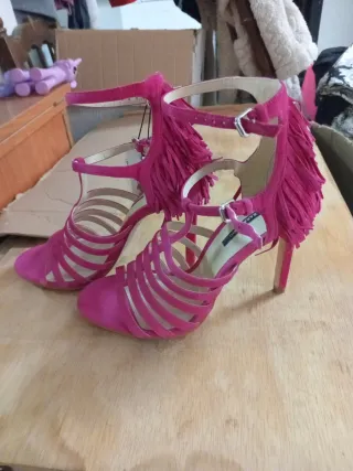 Sandalias de tacón fucsia con flecos