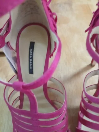 Sandalias de tacón fucsia con flecos