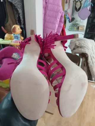 Sandalias de tacón fucsia con flecos