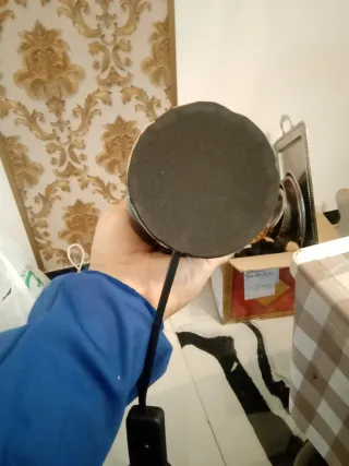 Lámpara de cerámica negra y dorada