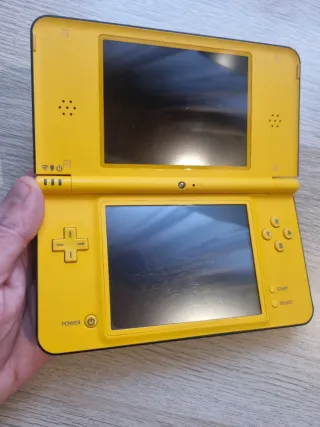 Console Nintendo DSi XL Gialla