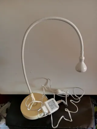 Lámpara de mesa flexible beige y blanca