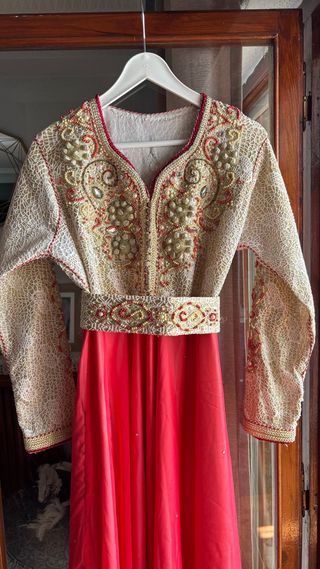 Caftán bordado dorado y rosa.