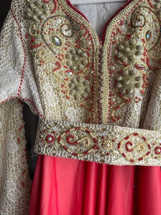Caftán bordado dorado y rosa.