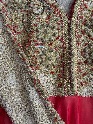 Caftán bordado dorado y rosa.