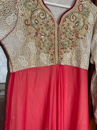 Caftán bordado dorado y rosa.