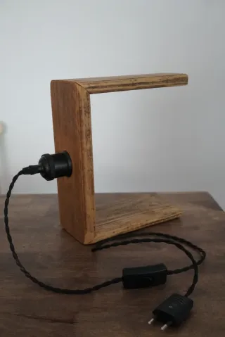 Lámpara de mesa madera artesanal
