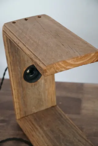 Lámpara de mesa madera artesanal