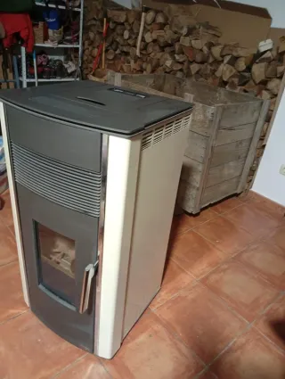 Estufa de pellets blanca