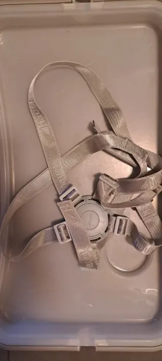 Sedia evolutiva grigia con cuscini