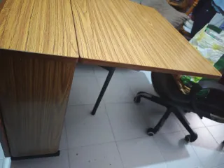 Mesa plegable madera y metal.