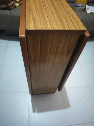 Mesa plegable madera y metal.