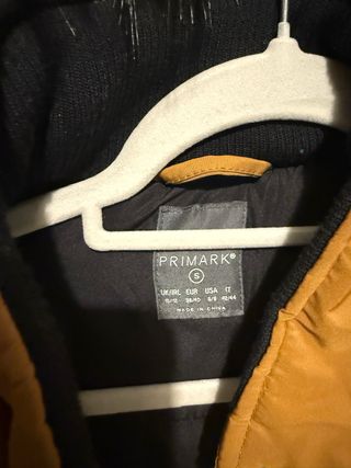 Abrigo calentito con capucha de pelo