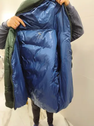 Abrigo verde acolchado con capucha