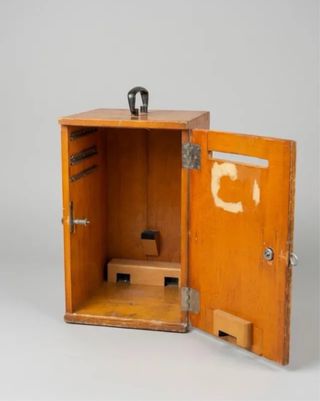 Caja de madera antigua tipo buzón