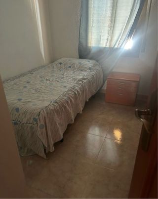 Alquilo habitación a mujer sola
