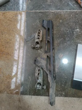 Estriberas y protector cadena moto