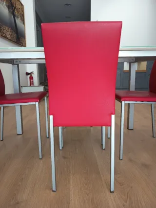 Mesa comedor cristal y 4 sillas polipiel roja