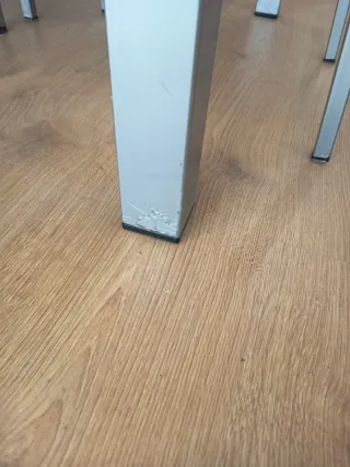 Mesa comedor cristal y 4 sillas polipiel roja