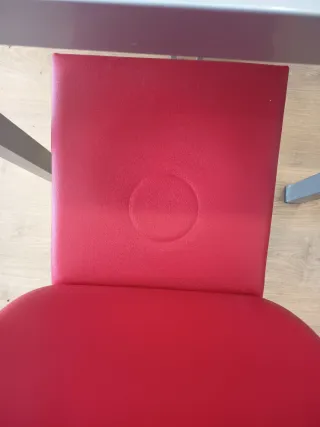 Mesa comedor cristal y 4 sillas polipiel roja