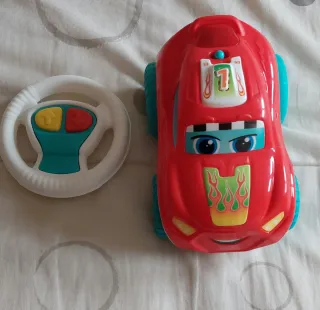 Coche teledirigido rojo con volante