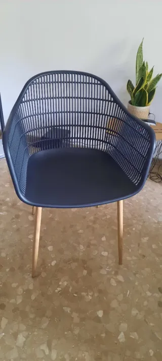 Silla Negra Plástico y patas de matal