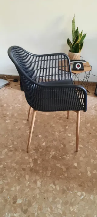 Silla Negra Plástico y patas de matal