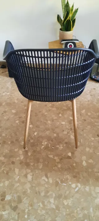 Silla Negra Plástico y patas de matal