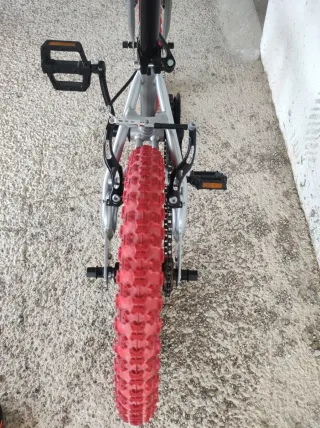 Bicicleta BMX infantil roja