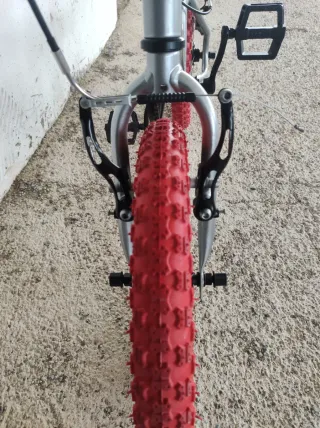 Bicicleta BMX infantil roja