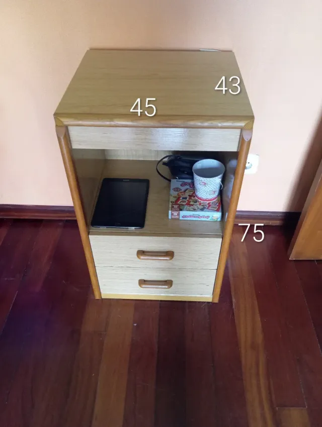 Habitación juvenil con cama y cajones