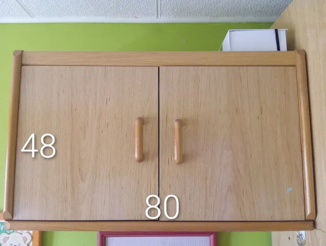 Habitación juvenil con cama y cajones