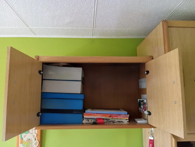 Habitación juvenil con cama y cajones