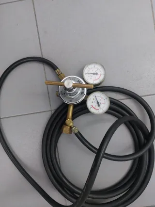 Regulador de presión con manguera