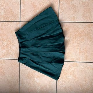 Gonna corta verde a pieghe