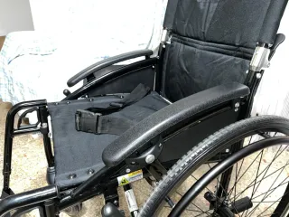 Silla de ruedas negra plegable