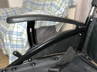 Silla de ruedas negra plegable