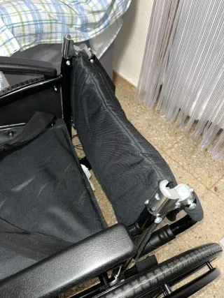 Silla de ruedas negra plegable