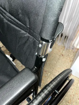 Silla de ruedas negra plegable